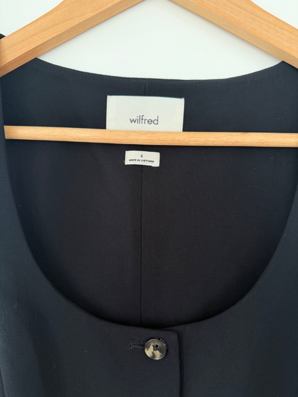 Aritzia - Wilfred Cropped Tailored Vest - Size 4 - In Good Condition - Picture 5 of 5